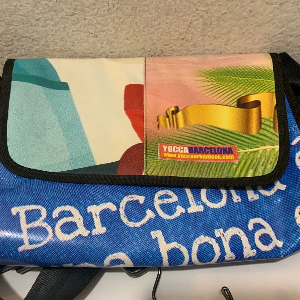 Yucca Barcelona Messenger Bag multicolor